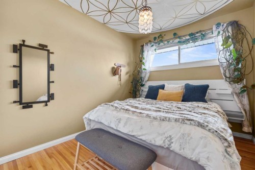 223 45 Street Sw, Calgary, AB - Indoor Photo Showing Bedroom