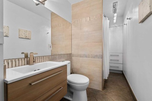 223 45 Street Sw, Calgary, AB - Indoor Photo Showing Bathroom