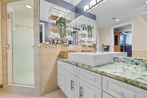 223 45 Street Sw, Calgary, AB - Indoor Photo Showing Bathroom