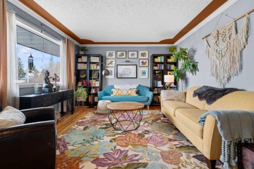 223 45 Street Sw, Calgary, AB - Indoor Photo Showing Living Room