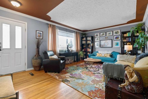 223 45 Street Sw, Calgary, AB - Indoor Photo Showing Living Room