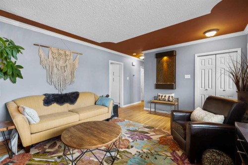 223 45 Street Sw, Calgary, AB - Indoor Photo Showing Living Room