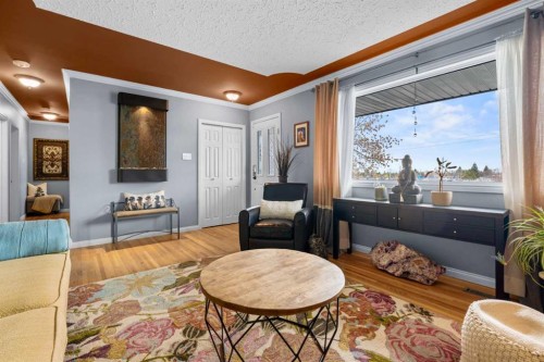 223 45 Street Sw, Calgary, AB - Indoor Photo Showing Living Room