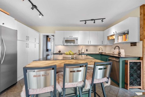 223 45 Street Sw, Calgary, AB - Indoor Photo Showing Kitchen With Upgraded Kitchen