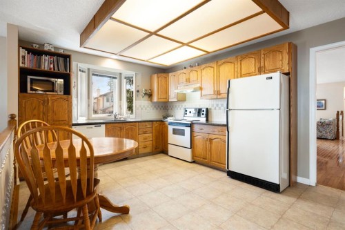 118 Shawnee Place Sw, Calgary, AB - Indoor Photo Showing Kitchen