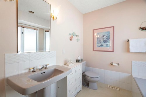 118 Shawnee Place Sw, Calgary, AB - Indoor Photo Showing Bathroom