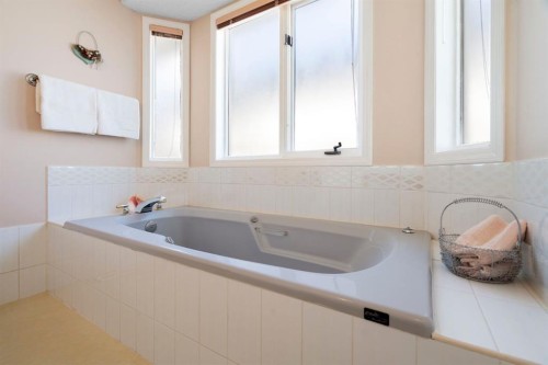 118 Shawnee Place Sw, Calgary, AB - Indoor Photo Showing Bathroom
