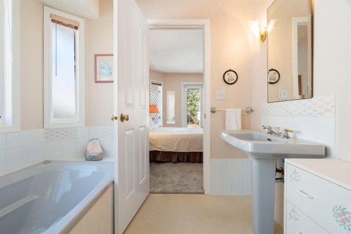 118 Shawnee Place Sw, Calgary, AB - Indoor Photo Showing Bathroom