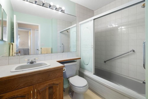 118 Shawnee Place Sw, Calgary, AB - Indoor Photo Showing Bathroom