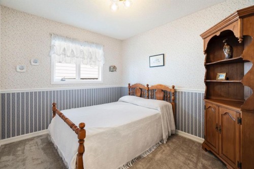 118 Shawnee Place Sw, Calgary, AB - Indoor Photo Showing Bedroom