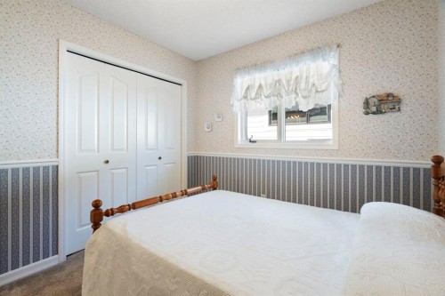 118 Shawnee Place Sw, Calgary, AB - Indoor Photo Showing Bedroom