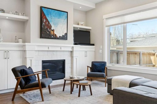 646 24 Avenue Nw, Calgary, AB - Indoor Photo Showing Living Room With Fireplace