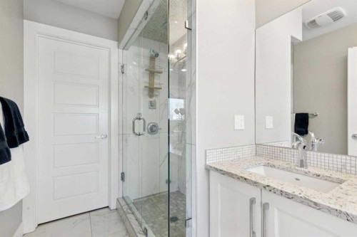 646 24 Avenue Nw, Calgary, AB - Indoor Photo Showing Bathroom
