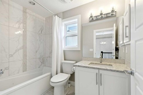 646 24 Avenue Nw, Calgary, AB - Indoor Photo Showing Bathroom
