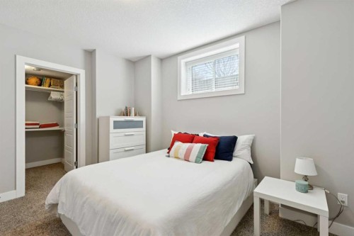 646 24 Avenue Nw, Calgary, AB - Indoor Photo Showing Bedroom