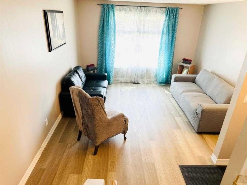 15 Pinecliff Close Ne, Calgary, AB - Indoor