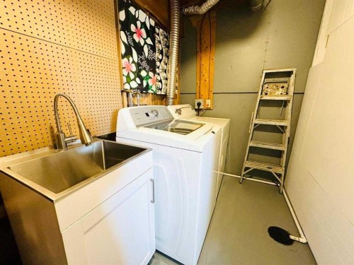 15 Pinecliff Close Ne, Calgary, AB - Indoor Photo Showing Laundry Room