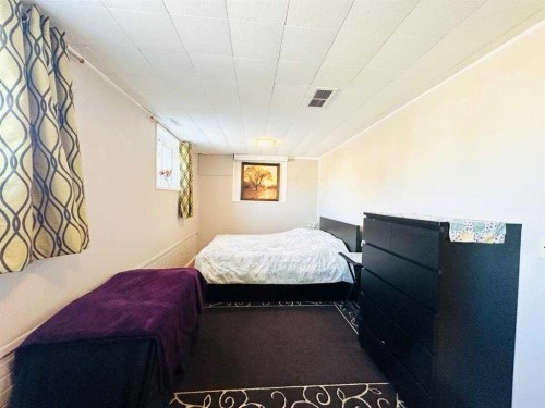 15 Pinecliff Close Ne, Calgary, AB - Indoor Photo Showing Bedroom