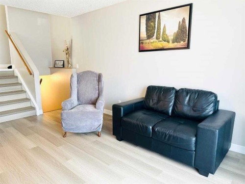 15 Pinecliff Close Ne, Calgary, AB - Indoor Photo Showing Living Room