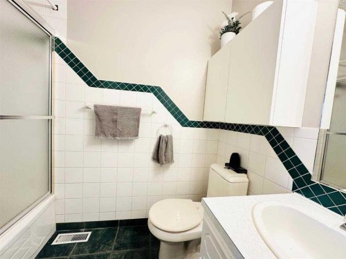 15 Pinecliff Close Ne, Calgary, AB - Indoor Photo Showing Bathroom