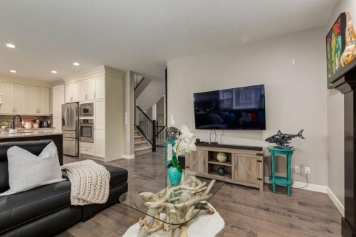 39 Cranbrook Crescent Se, Calgary, AB - Indoor Photo Showing Living Room