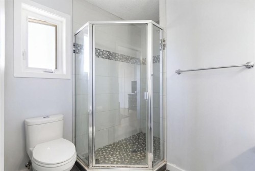 8 Hawkfield Crescent Nw, Calgary, AB - Indoor Photo Showing Bathroom