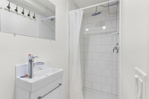 8 Hawkfield Crescent Nw, Calgary, AB - Indoor Photo Showing Bathroom