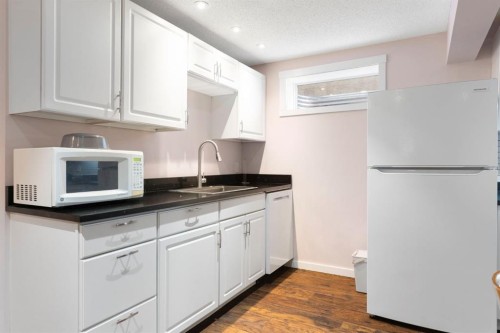 8 Hawkfield Crescent Nw, Calgary, AB - Indoor Photo Showing Kitchen
