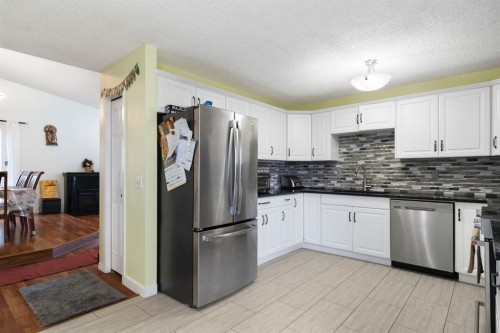 8 Hawkfield Crescent Nw, Calgary, AB - Indoor Photo Showing Kitchen