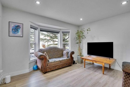 51 Taraglen Road Ne, Calgary, AB - Indoor Photo Showing Living Room