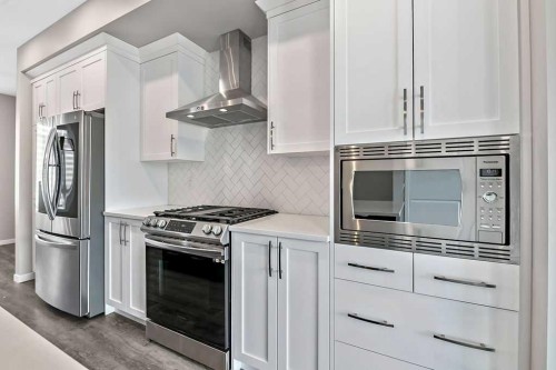80 Wolf Gate, Okotoks, AB - Indoor Photo Showing Kitchen With Upgraded Kitchen