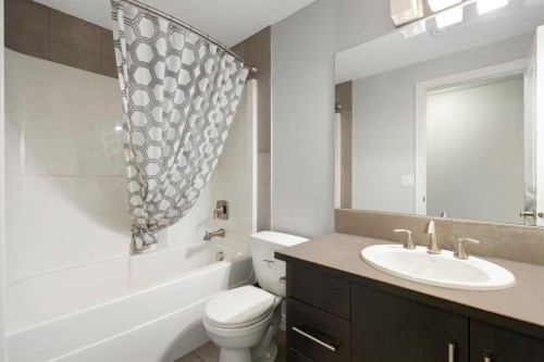 5 Riviera Crescent, Cochrane, AB - Indoor Photo Showing Bathroom
