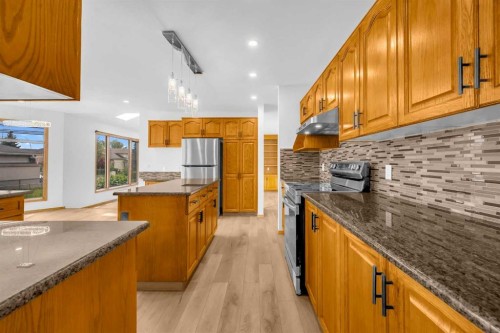 208 Coral Shores Bay Ne, Calgary, AB - Indoor Photo Showing Kitchen