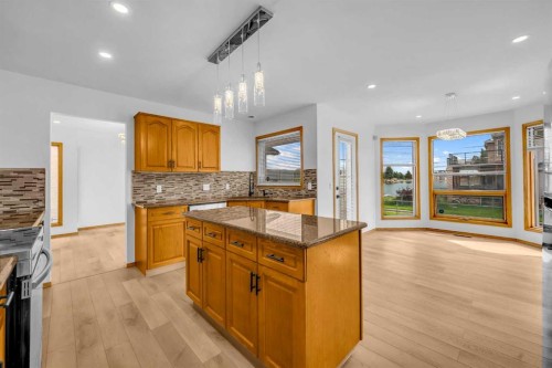 208 Coral Shores Bay Ne, Calgary, AB - Indoor Photo Showing Kitchen