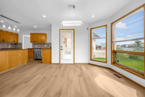208 Coral Shores Bay Ne, Calgary, AB - Indoor Photo Showing Kitchen