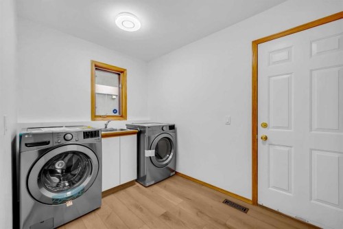 208 Coral Shores Bay Ne, Calgary, AB - Indoor Photo Showing Laundry Room