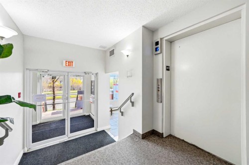 207-60 Promenade Way Se, Calgary, AB - Indoor Photo Showing Other Room