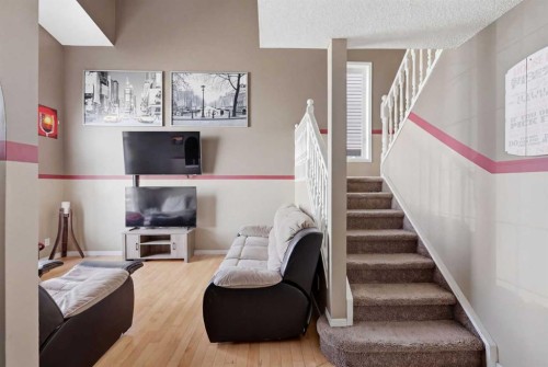 59 Somerside Manor Sw, Calgary, AB - Indoor Photo Showing Other Room