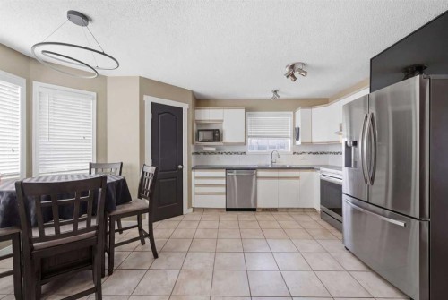 59 Somerside Manor Sw, Calgary, AB - Indoor Photo Showing Kitchen