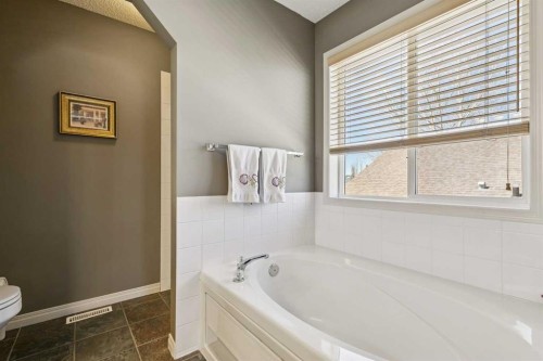 172 West Lakeview Circle, Chestermere, AB 