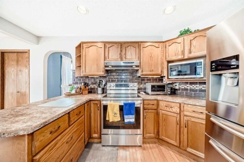 219 Hawkstone Close Nw, Calgary, AB - Indoor Photo Showing Kitchen