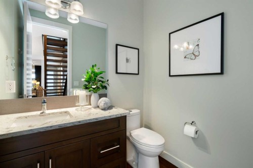 2201 Bowness Road Nw, Calgary, AB - Indoor Photo Showing Bathroom