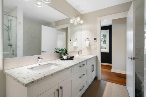 2201 Bowness Road Nw, Calgary, AB - Indoor Photo Showing Bathroom