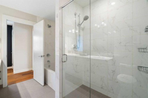 2201 Bowness Road Nw, Calgary, AB - Indoor Photo Showing Bathroom