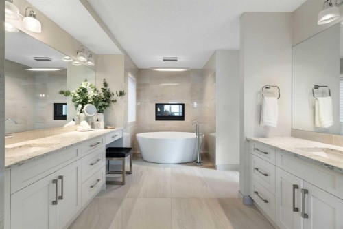2201 Bowness Road Nw, Calgary, AB - Indoor Photo Showing Bathroom