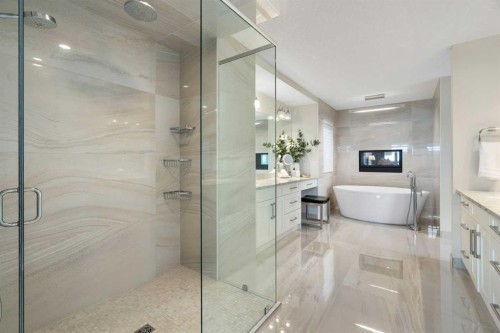 2201 Bowness Road Nw, Calgary, AB - Indoor Photo Showing Bathroom