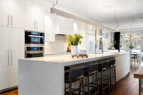 2201 Bowness Road Nw, Calgary, AB - Indoor Photo Showing Kitchen With Upgraded Kitchen