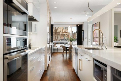 2201 Bowness Road Nw, Calgary, AB - Indoor Photo Showing Kitchen With Upgraded Kitchen