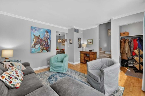 563 Regal Park Ne, Calgary, AB - Indoor Photo Showing Living Room