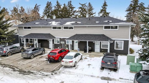 563 Regal Park Ne, Calgary, AB - Outdoor